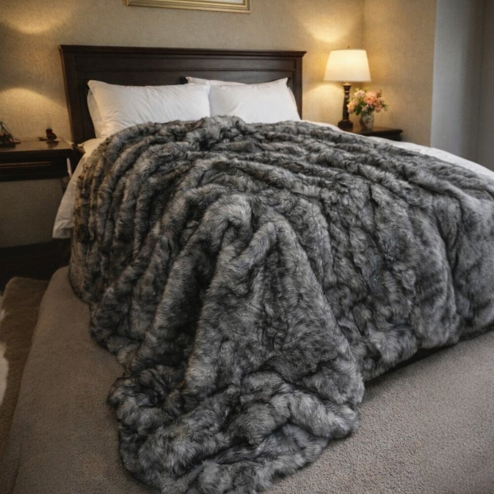 Aspen Faux Fur Blanket Queen Size Super Warm & Soft Brand new with tags